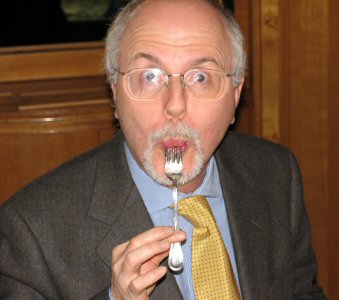   maurizio che ciuccia una forchetta
